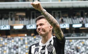 bernard reestreia no atlético mg e manda recado para milito: "não gosto de ficar preso numa posição"