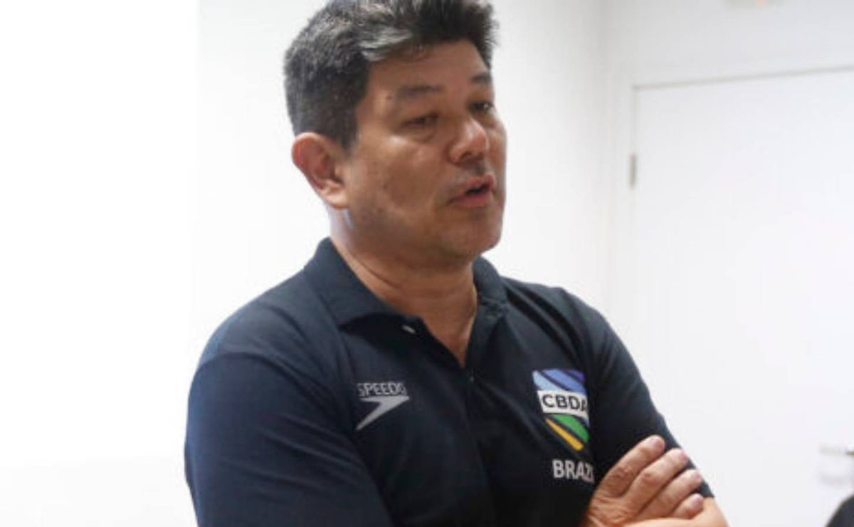 chefe da natação do brasil nas olimpíadas, gustavo otsuka sofre acidente em paris, mas segue com a equipe