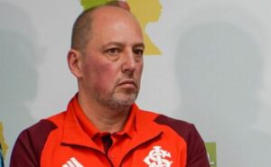 barcellos revela mudanças e inter prepara para debandada no elenco: “o que fizemos não deu resultado”