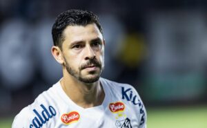 mudança no meio: carille define substituto de giuliano no santos