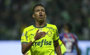 estêvão brilha, e palmeiras bate o bahia em duelo direto pelo g 4 do brasileirão