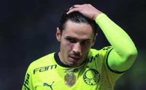 raphael veiga recebe proposta de r$ 118 milhões para deixar o palmeiras e leila barra saída