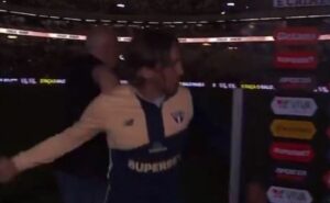 zubeldía fica irritado e soco em backdrop é flagrado pela transmissão