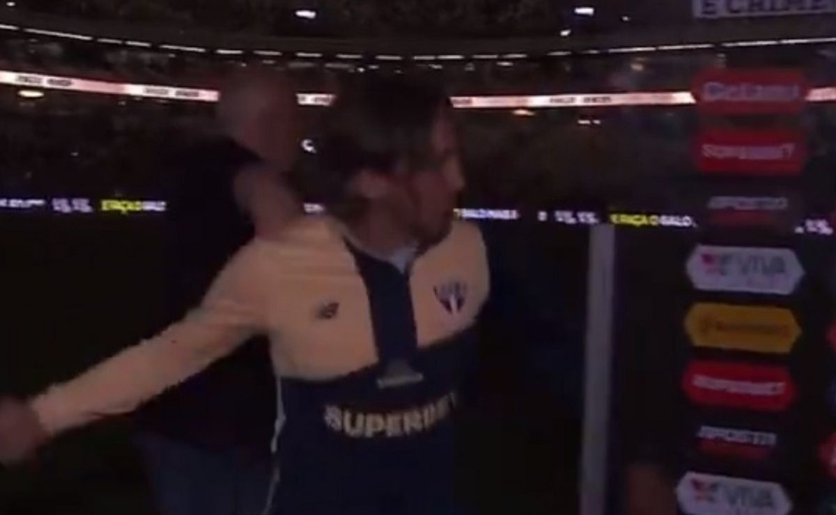 zubeldía fica irritado e soco em backdrop é flagrado pela transmissão