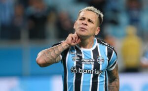 grêmio vence vasco e sai do z 4 em noite de soteldo; confira as notas