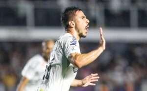 willian marca no fim e santos vence chapecoense