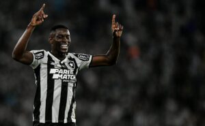 botafogo vence atlético mg em noite de golaços e cola na liderança; confira as notas