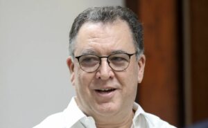 santos de marcelo teixeira acerta contratação de atacante por r$ 150 mil/mês