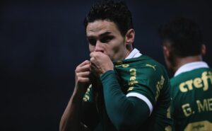 torcida do palmeiras elogia raphael veiga mesmo após expulsão