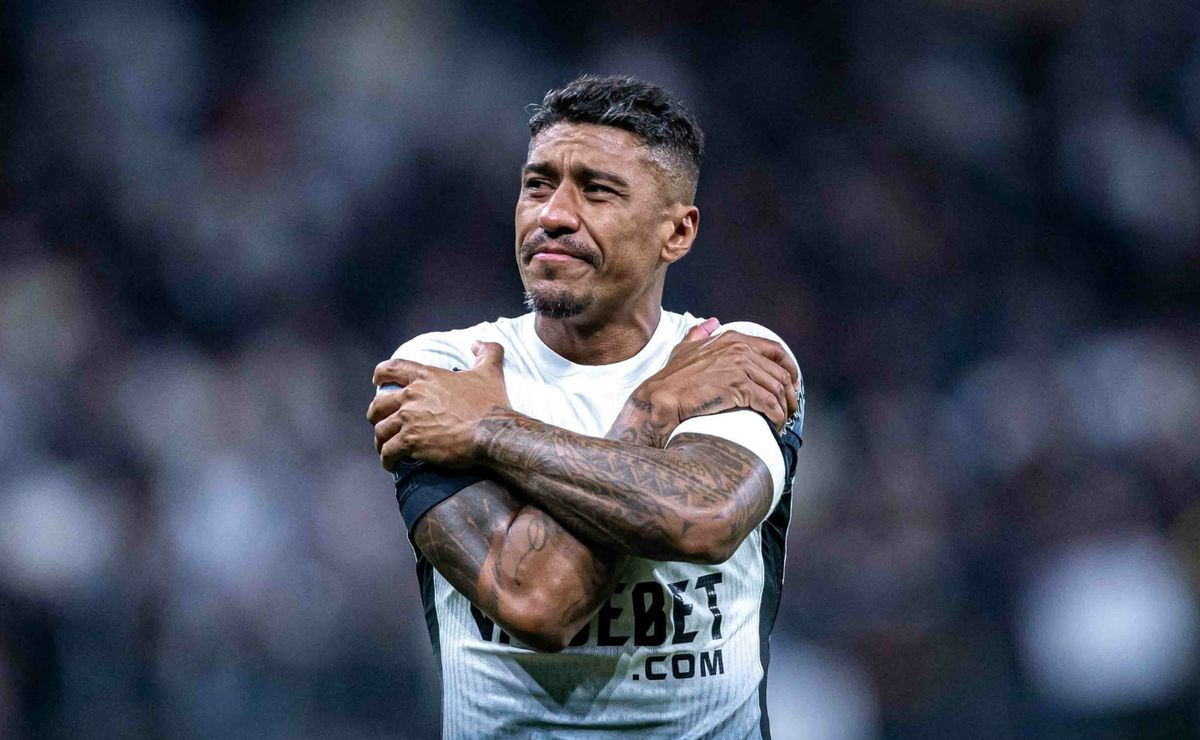 paulinho tem visitado ct do corinthians mesmo sem contrato; entenda