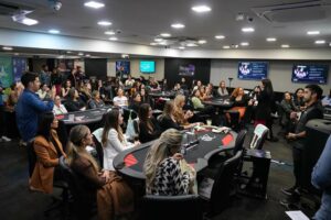 paybrokers premia jogadoras em evento de poker da amig
