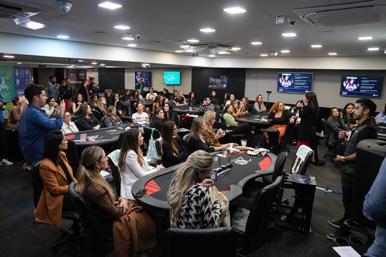 paybrokers premia jogadoras em evento de poker da amig