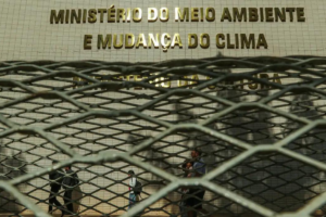 solicitor general calls for end to “illegal” environment workers’ strike