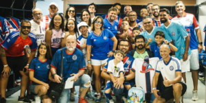 bahia exibe bandeira com camisa de rivais para engajar torcida em jogo contra botafogo