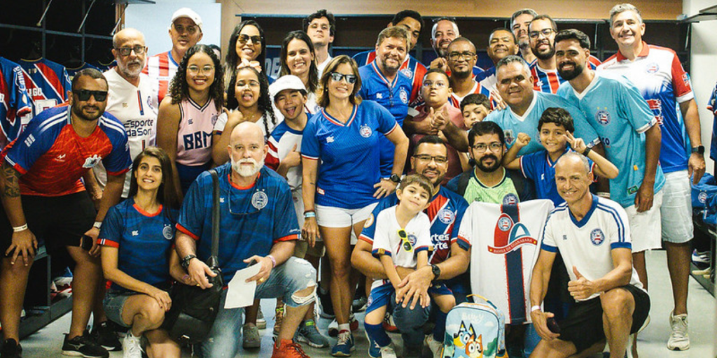bahia exibe bandeira com camisa de rivais para engajar torcida em jogo contra botafogo