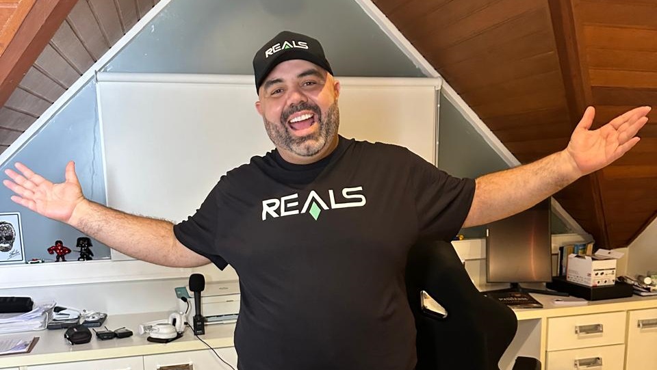 reals anuncia influenciador edu primitivo como novo embaixador da marca