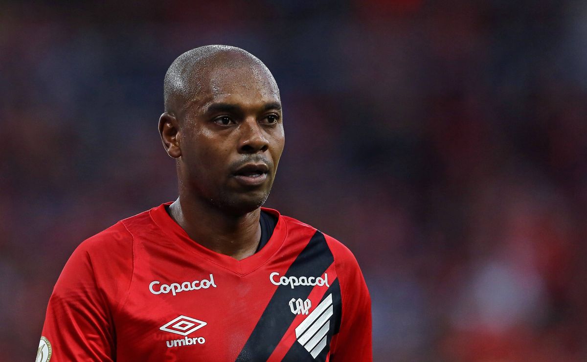 vasco libera meio campista para jogar com fernandinho no athletico e praxedes está de saída