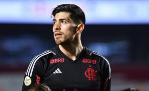 após ser herói da classificação, foi isso que aconteceu com rossi no vestiário do flamengo