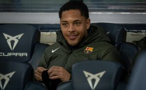 vitor roque comunica flamengo sobre desejo de não voltar para o futebol brasileiro 