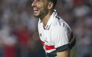 "deja vu": calleri marca de cabeça contra flamengo e garante triunfo tricolor no morumbis