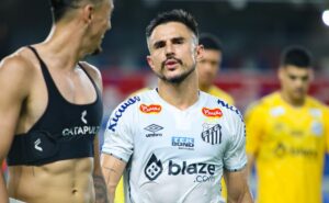 willian bigode volta a decepcionar torcida do santos e veredito é dado: "atuações ridículas"