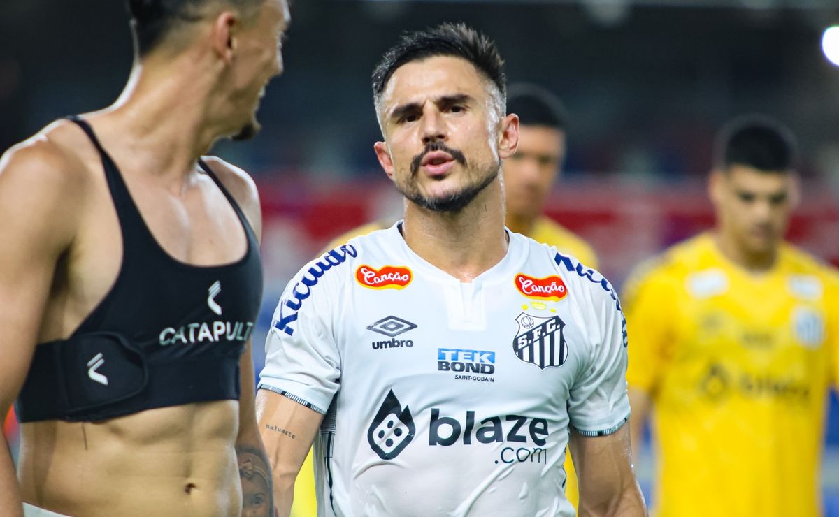 willian bigode volta a decepcionar torcida do santos e veredito é dado: "atuações ridículas"