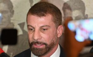 pedrinho vence europeus e mantém titular absoluto no vasco