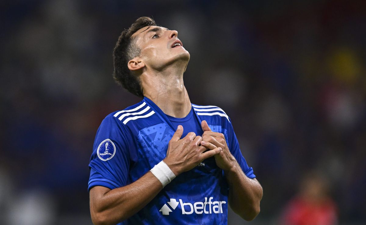 após lesão de dinenno, cruzeiro corre contra o tempo e busca dois atacantes no mercado