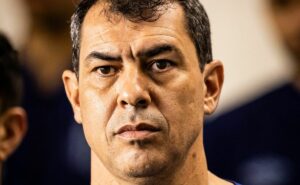 atacante não deve jogar mais com fábio carille no santos após vitória enviar oferta por gustavo mosquito