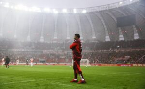 internacional consegue arrancar empate do athlético pr no beira rio, mas torcida critica: "só milagre"