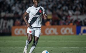reações da web: torcedores do vasco criticam atuação de léo pelé 