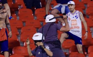 torcida do nacional uru vandaliza o morumbis e joga cadeiras nos são paulinos