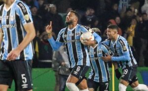 reinaldo vira o nome do jogo e torcida se rende em grêmio x fluminense: "kingnaldo"