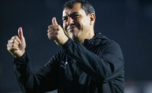 santos de carille decide entre na disputa para contratar zagueiro riccieli