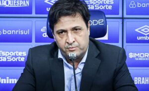 alberto guerra recebe proposta por goleiro do grêmio e saída de caíque está descartada