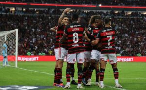 flamengo inscreve 49 jogadores na libertadores: carlinhos e shola são destaques na lista oficial