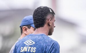 alejandro villareal entra na mira de carille e é relacionado pela primeira vez no santos