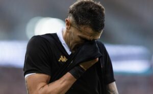 vegetti não aparece em fotos no ct e preocupa vasco; lucas piton, maicon, coutinho e alex teixeira também foram ausências