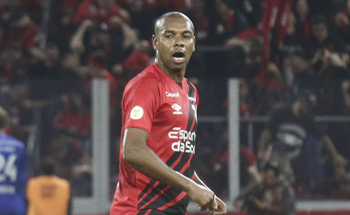 fernandinho sente a coxa e pode desfalcar atlhetico pr contra o vasco