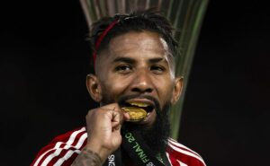 rodinei é aprovado para voltar ao brasil e jogar em rival do flamengo