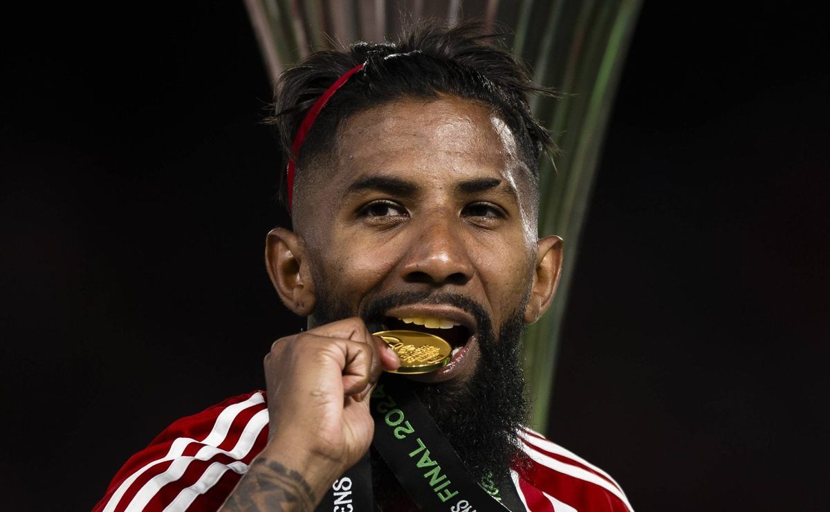 rodinei é aprovado para voltar ao brasil e jogar em rival do flamengo