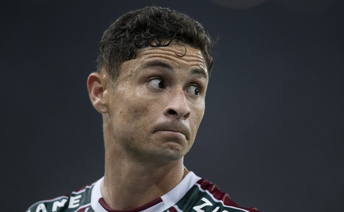 diogo barbosa passa por cirurgia no fluminense e mano menezes é informado sobre tempo de retorno