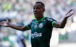 breno lopes, ex palmeiras, vive redenção no fortaleza e garante liderança ao leão 