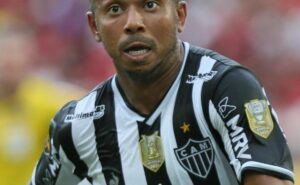 com pênalti polêmico, atlético mg empata com cuiabá na arena mrv