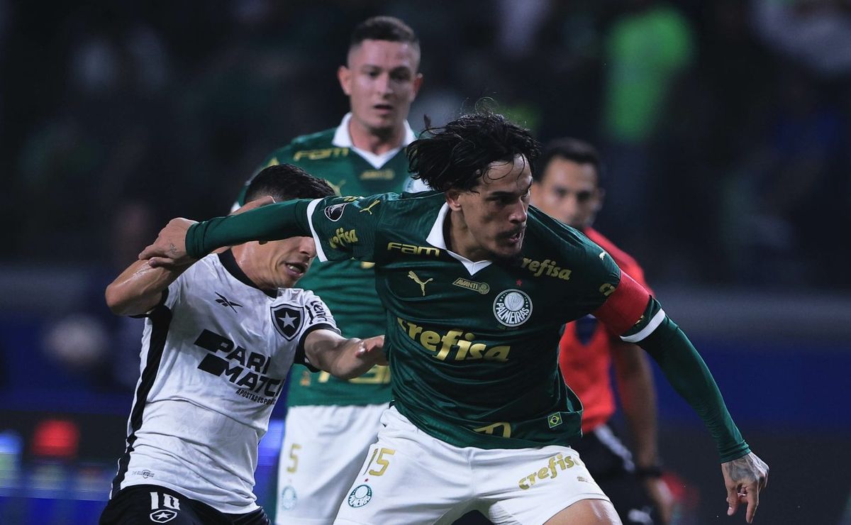 simon explica var ter anulado gol de gustavo gómez em palmeiras x botafogo: "lance muito claro"