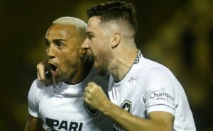 santos faz última tentativa para a contratação do meia atacante gustavo sauer, mas botafogo confirma acordo com cuiabá