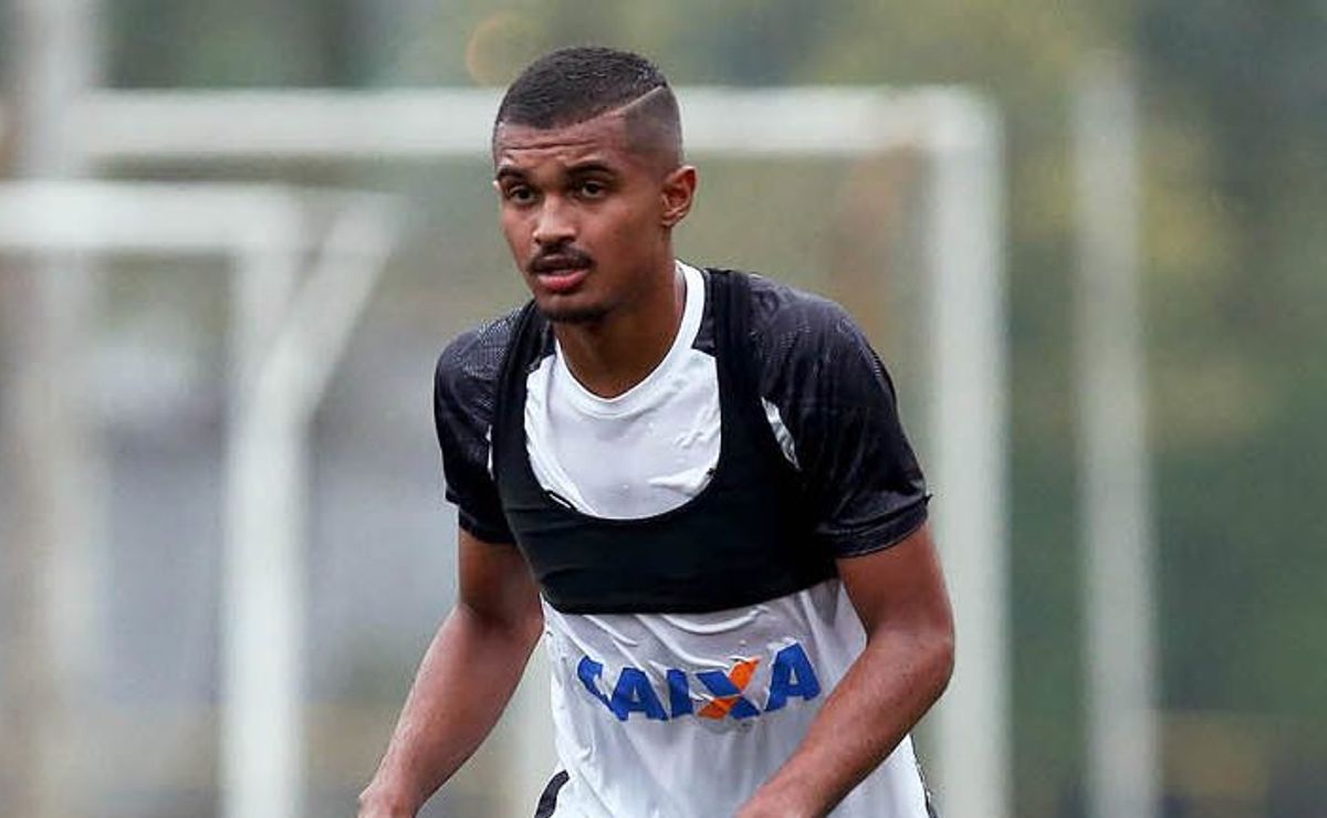 internacional encerra contratações no mercado após chegada de clayton sampaio