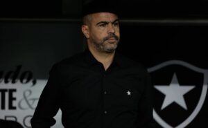 al rayyan estuda novo técnico e faz contato por artur jorge do botafogo  