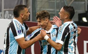 santos decide contratar atacante ex grêmio de 27 anos e que faz uma boa temporada no atlético go