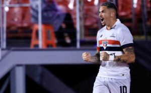 camisa 10 do são paulo, é destaque com números surpreendentes em mata matas